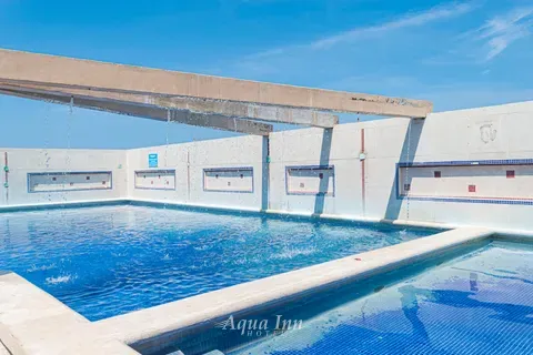 Alberca con chapoteadero bajo el cielo abierto · Hotel Aqua Inn
