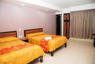 Camas matrimoniales y clóset de madera · Hotel Aqua Inn